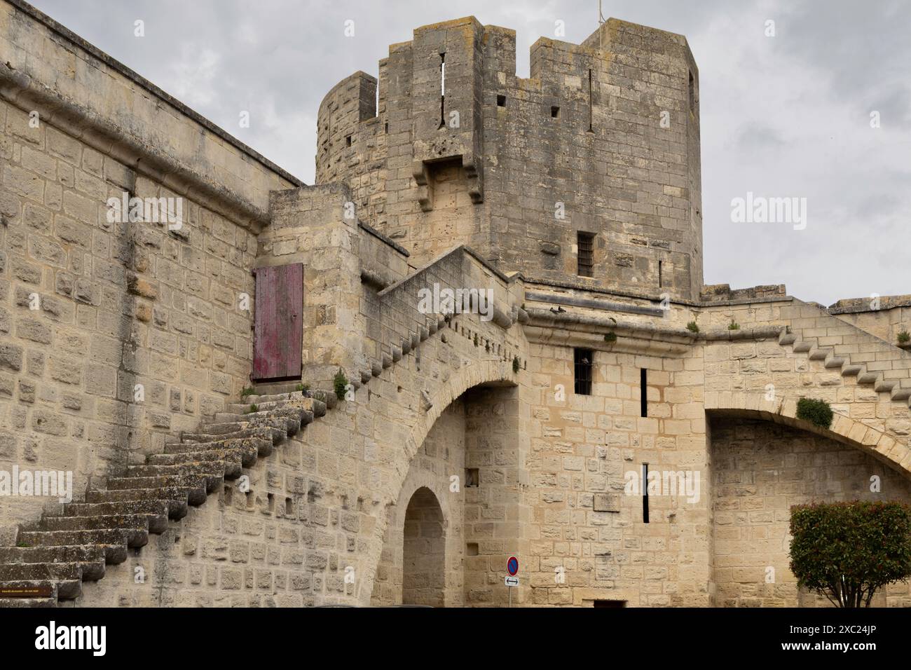 Bastioni storici della città di Aigues-Mortes nelle Camargues Foto Stock