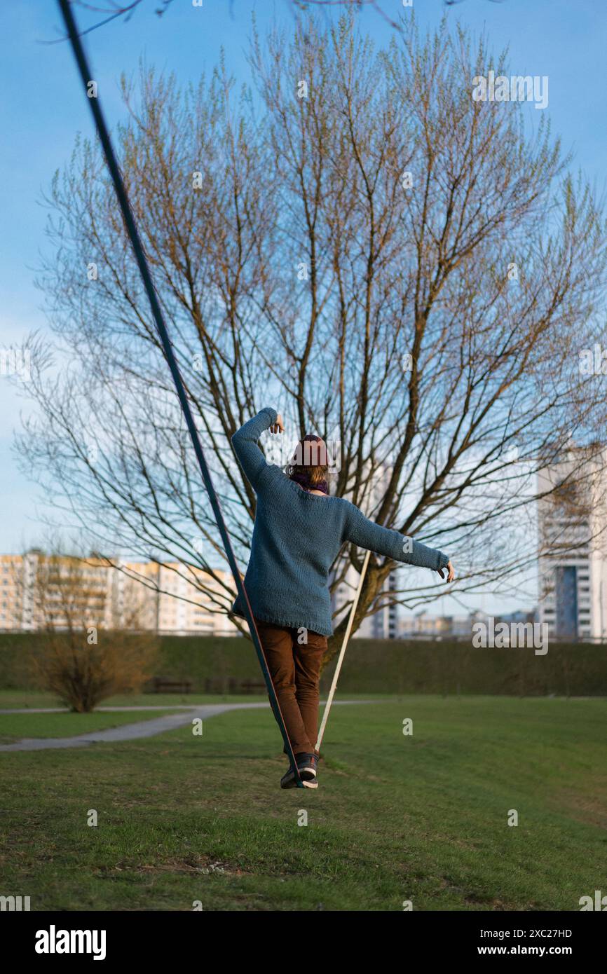 Giovane uomo in equilibrio sulla linea di lentezza. Foto Stock