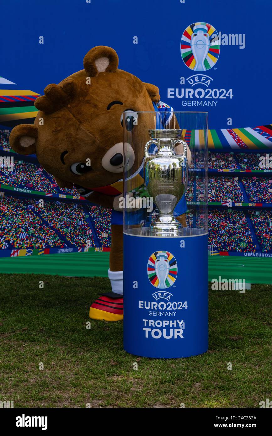 Berlino Germania 25 aprile 2024: Il trofeo del Campionato europeo di calcio fa tappa allo stadio Lichterfelde durante il suo tour. Foto Stock