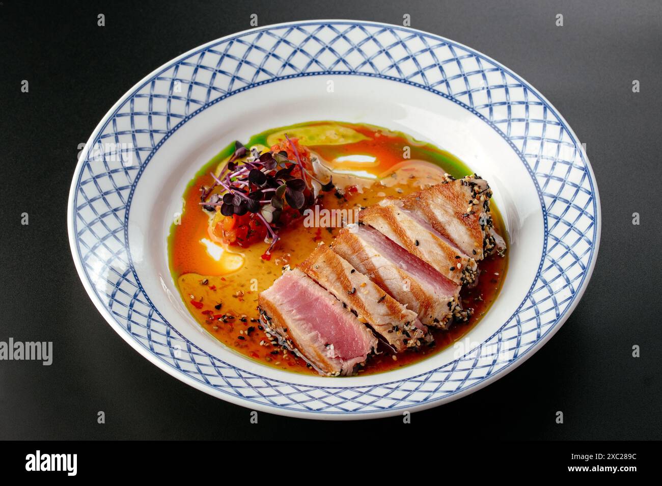 tonno fresco grigliato con salsa su un piatto Foto Stock