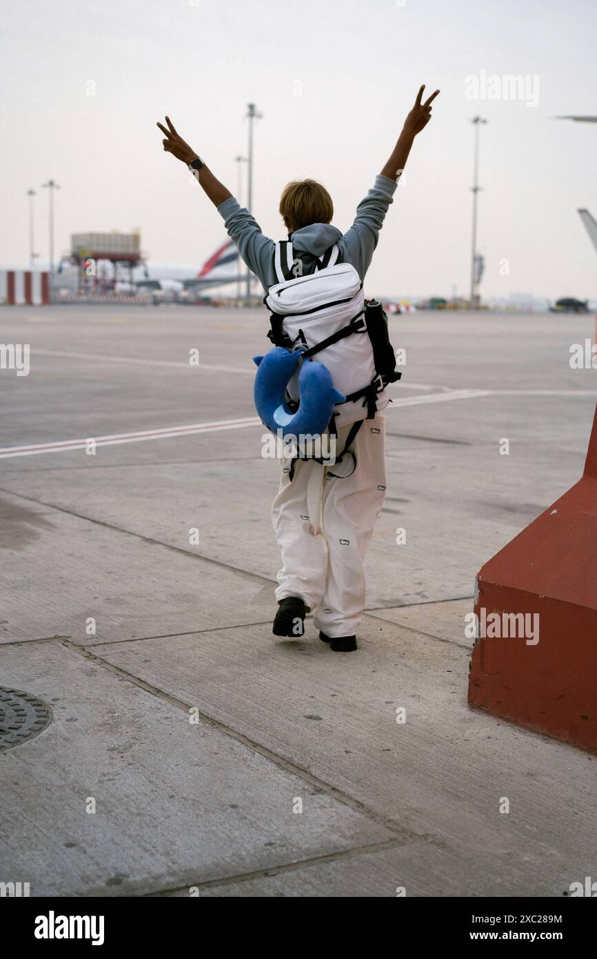 Passeggero donna che sale in aereo all'aeroporto. Foto Stock