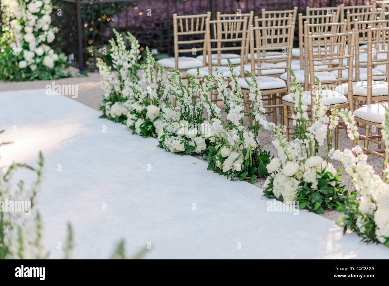 corridore bianco e fiori alla cerimonia di nozze all'aperto Foto Stock