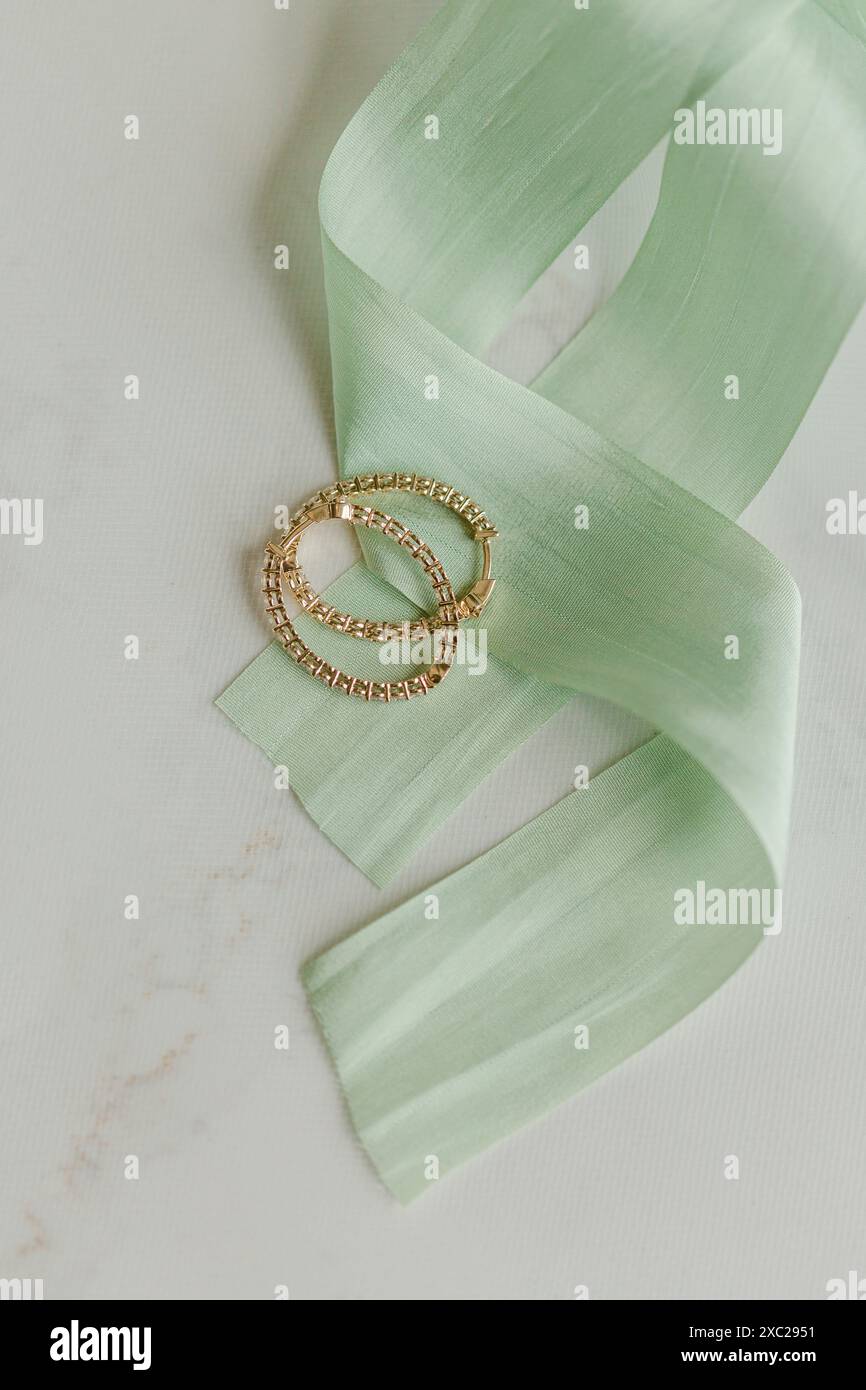 orecchini da sposa in oro e diamanti con nastro in raso verde Foto Stock
