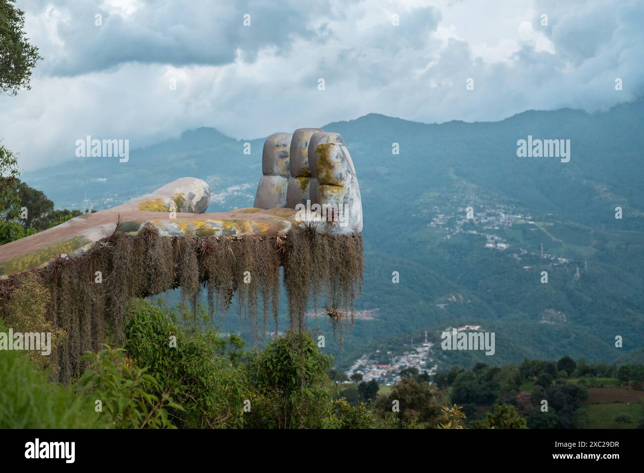Hands in Hobbitenango, luogo turistico con case di tipo hobbit Foto Stock