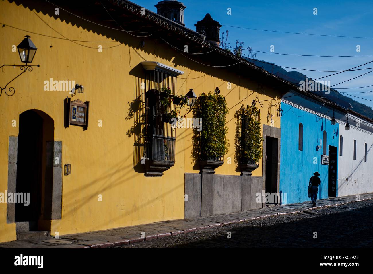 Le strade di Antigua Guatemala con le sue case colorate Foto Stock