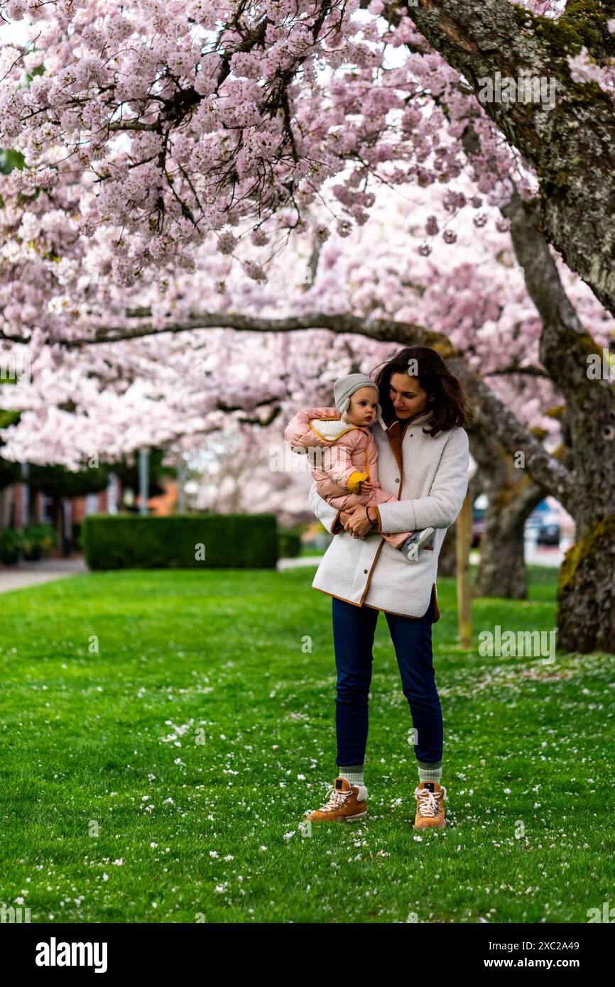 Mamma con un bambino sotto i ciliegi a Washington Foto Stock