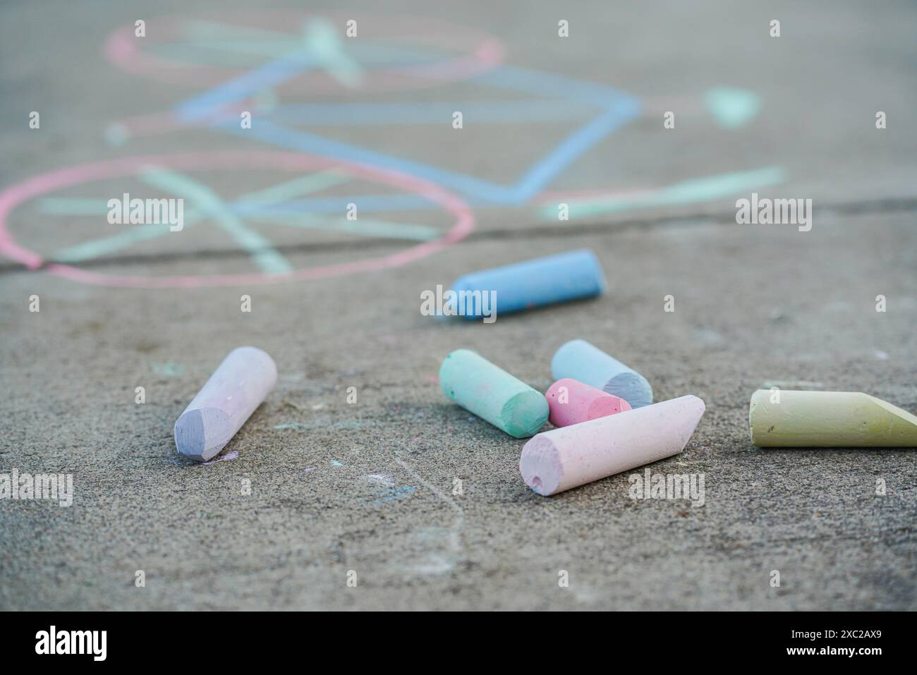 Chalk marciapiede in un giorno d'estate Foto Stock