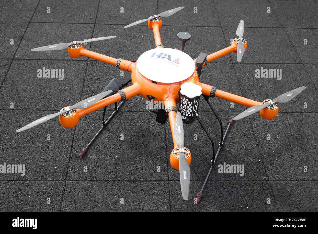 Amburgo, Germania. 14 giugno 2024. Un drone "X11" di HPA si erge su un palco durante l'apertura del "dronePORT" a Kleiner Grasbrook. Crediti: Georg Wendt/dpa/Alamy Live News Foto Stock