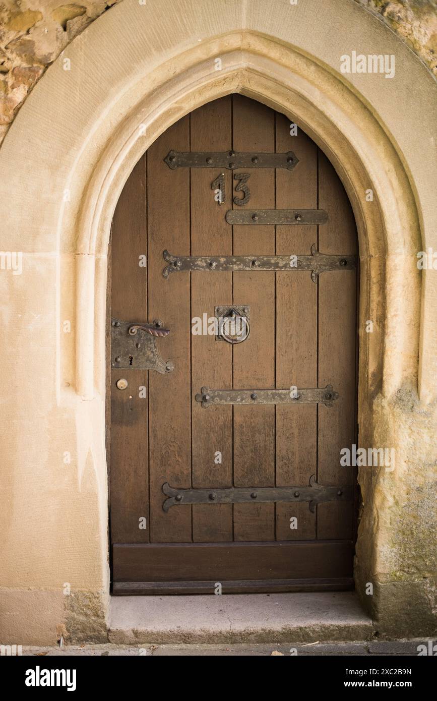 Affascinante Village Street con tradizionale architettura bavarese Foto Stock