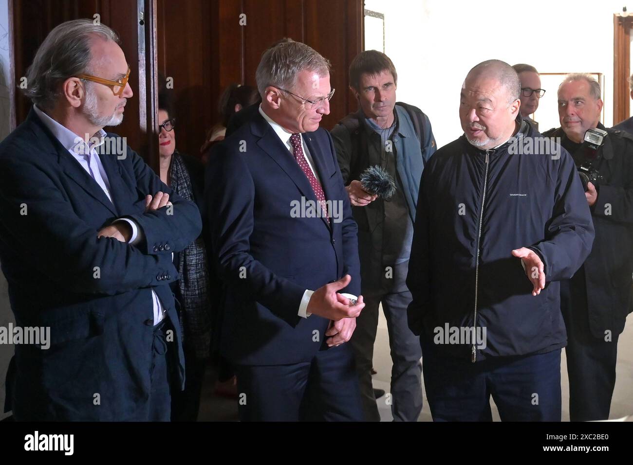 Ausstellung des rennomierten chinesischen Künstlers ai Weiwei , oltre i confini , in den Stallungen und dem Marmorschössl im Areal der Kaiservilla a Bad Ischl, am 12.06.2024. DAS Bild zeigt v.l.n.r.:den Chef der OÖ Landes-Kultur GmbH Alfred Weidinger, den Landeshauptmann des Oberösterreich Bundeslandes österreichischen, Thomas Stelzer, und den Künstler ai Weiwei 2024 - Ausstellung des rennomierten chinesischen Künstlers ai Weiwei , oltre i confini , in den Sten und dem Marmorschössl im Areal der Iservilla, Bad Iservil, Bad Ischl am 12.06.2024. *** Mostra della rinomata a cinese Foto Stock