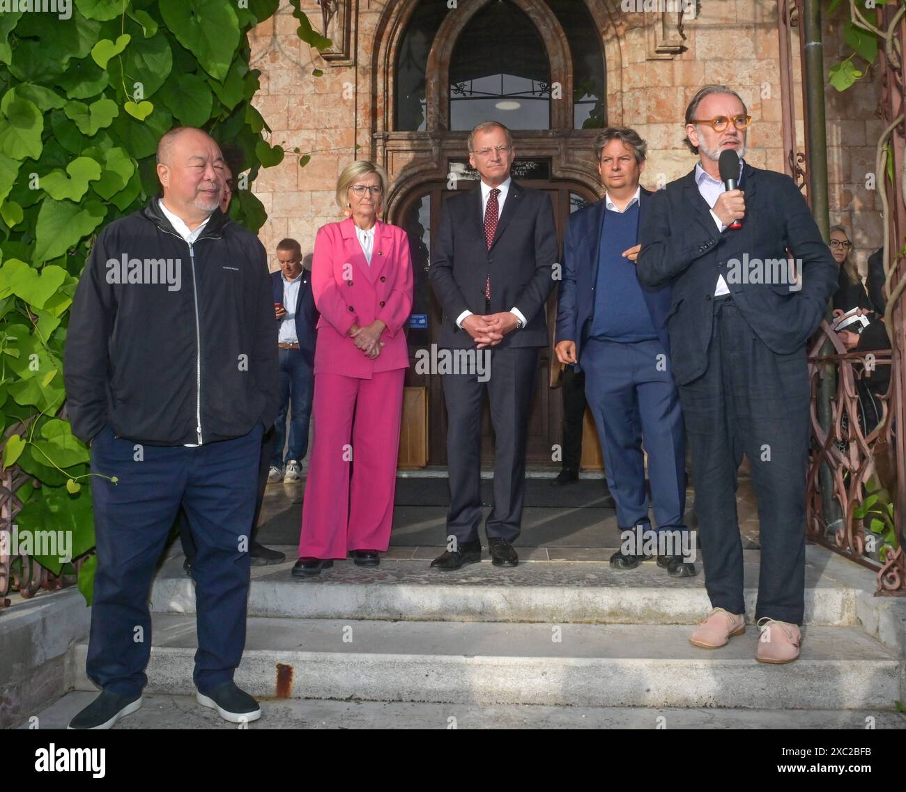 Ausstellung des rennomierten chinesischen Künstlers ai Weiwei , oltre i confini , in den Stallungen und dem Marmorschössl im Areal der Kaiservilla a Bad Ischl, am 12.06.2024. DAS Bild zeigt v.l.n.r.r.: Künstler ai Weiwei, Künstlerische Geschäftsführerin der Kulturhauptstadt Bad Ischl Salzkammergut 2024 GmbH, Elisabeth Schweeger, Bürgermeisterin der Stadt Bad Ischl, Ines Schiller, Landeshauptmann des Oberösterreich Bundeslandes österreichischen, Thomas Stelzer, Kurator Luikas Cuturi, Chef der OÖ Landes-Kultur Künstlers, Alfred Weultur des nomischen 2024 Foto Stock