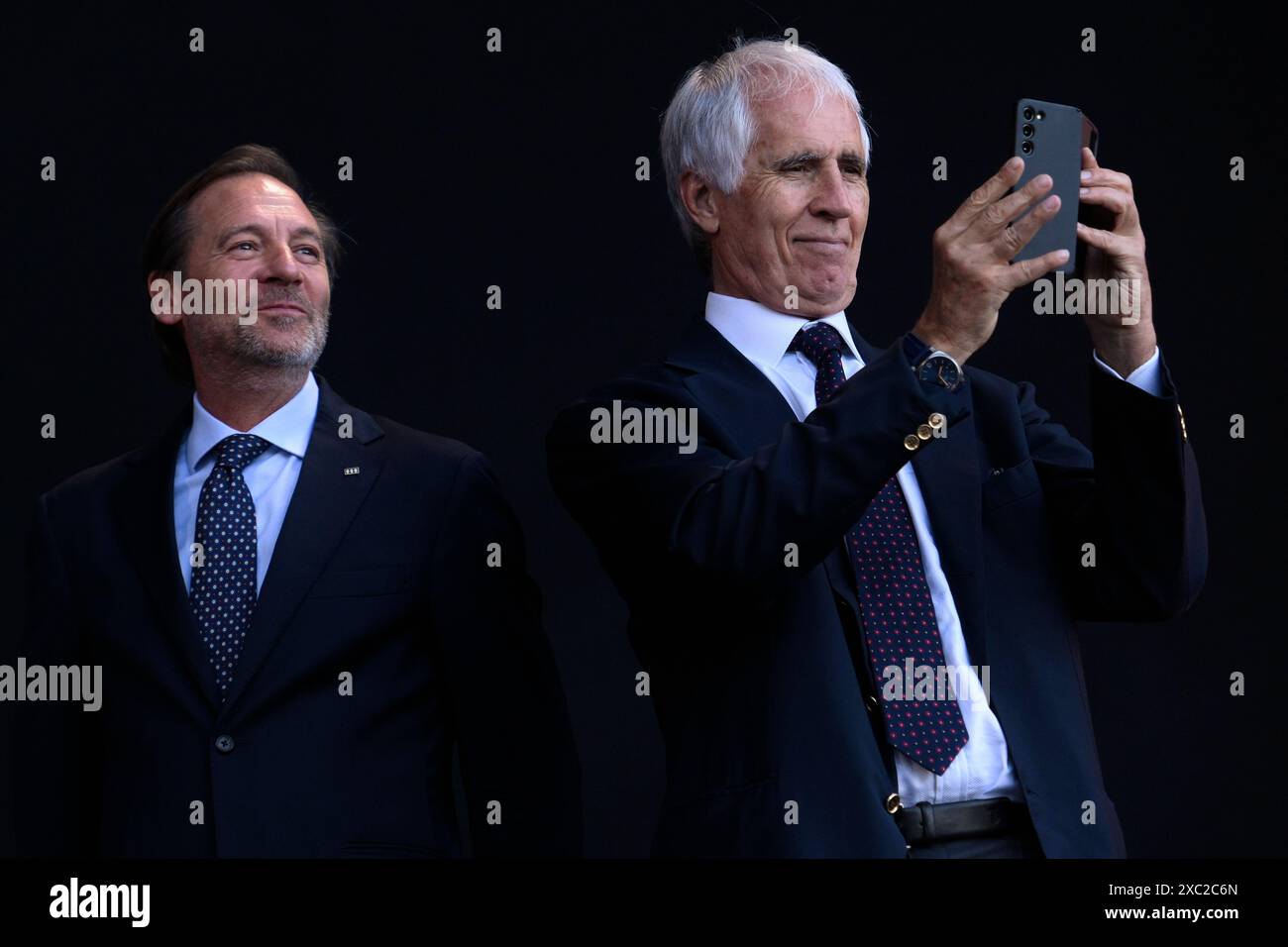 il presidente della Federazione di atletica leggera Stefano Mei guarda il presidente del Comitato Olimpico Italiano (coni) Giovanni Malago scattando una foto durante una cerimonia di medaglia dei Campionati europei di atletica leggera allo stadio Olimpico di Roma (Italia), 12 giugno 2024. Foto Stock