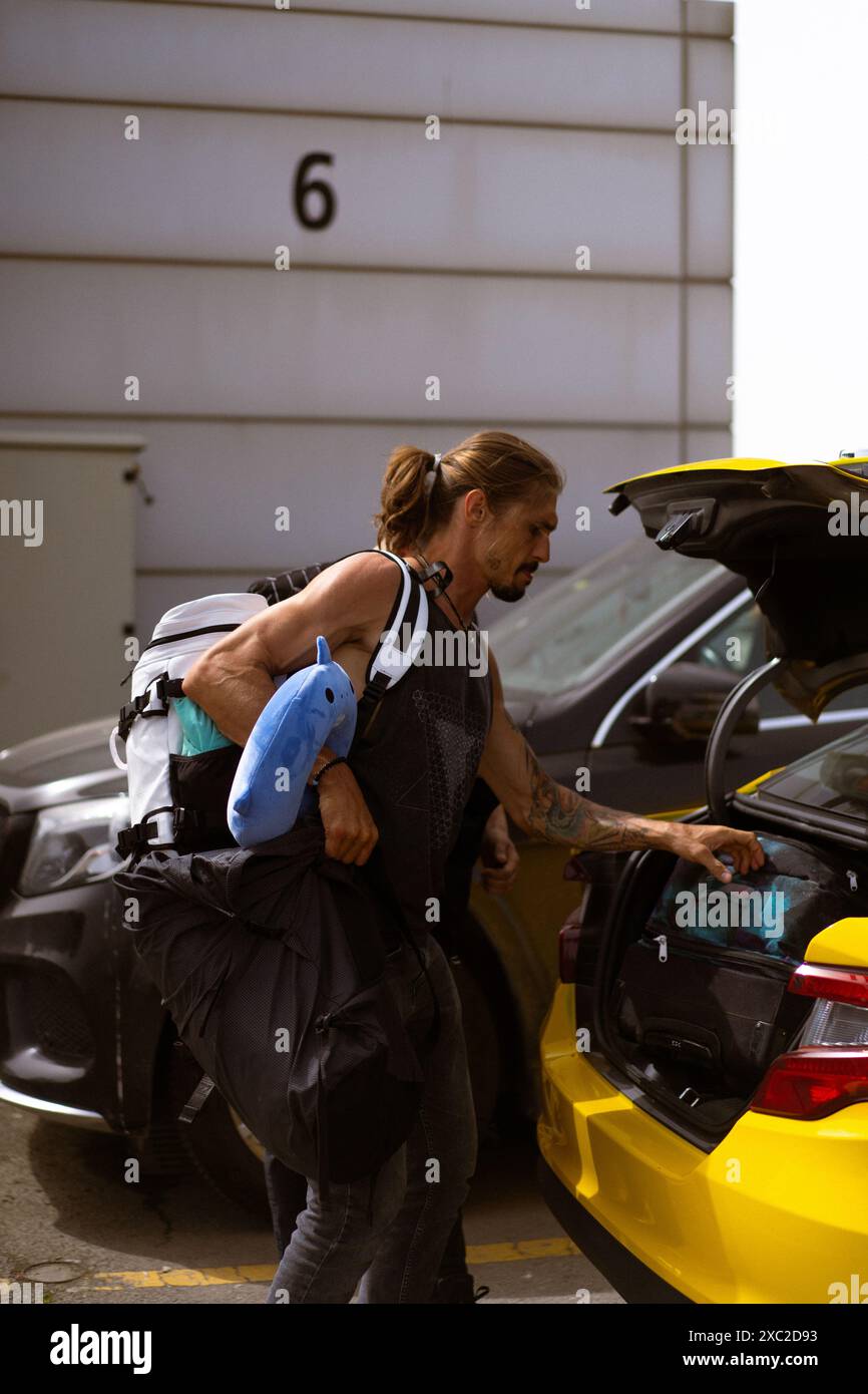 Uomo viaggiatore che prepara l'auto con le valigie. Foto Stock