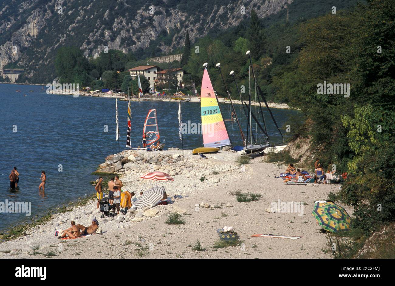 Spiaggia di Torri del Benaco sulla sponda orientale del Lago di Garda, Veneto, Lombardia, Italia Foto Stock