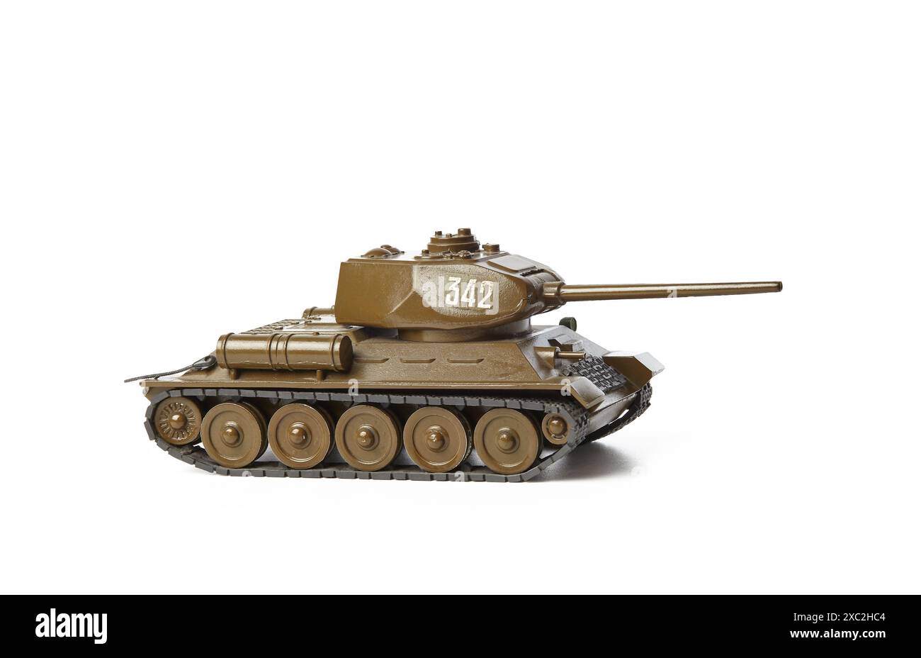 Vecchio carro armato sovietico T-34 isolato su sfondo bianco. Carro T34 sovietico della seconda guerra mondiale Foto Stock