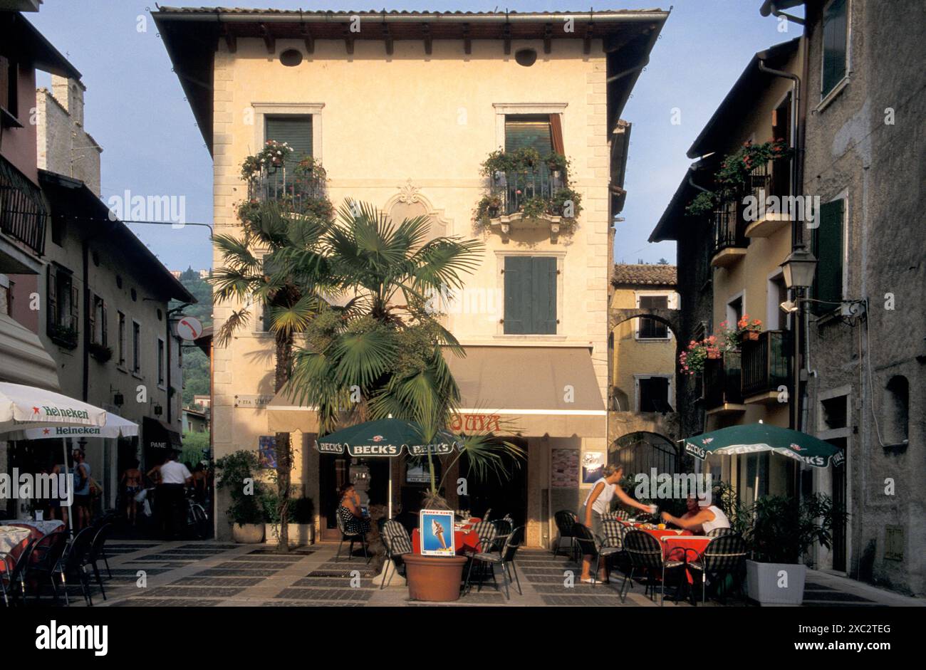 Plaza de Umberto, Torri del Benaco, sulla sponda orientale del Lago di Garda, Veneto, Lombardia, Italia Foto Stock