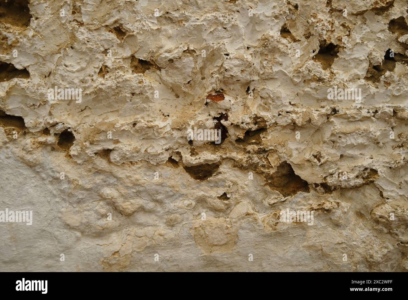 Vecchio muro sbriciolato, struttura, architettura storica delle città mediterranee, Patrimonio culturale, facciata deteriorata, superficie intemprata, angoscia Foto Stock