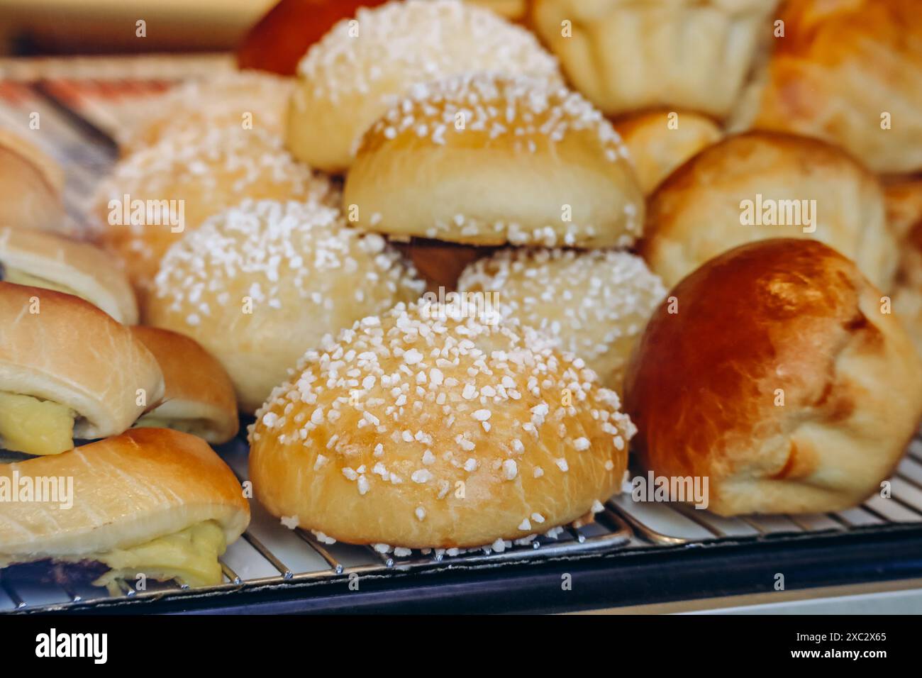 Dolci francesi freschi in una panetteria parigina Foto Stock