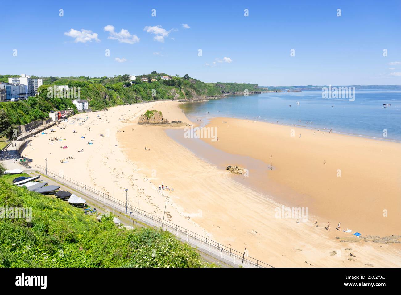 Tenby North Beach Tenby con gente che prende il sole sulla spiaggia sabbiosa con la bassa marea Tenby Carmarthan Bay Pembrokeshire West Wales Regno Unito Europa Foto Stock