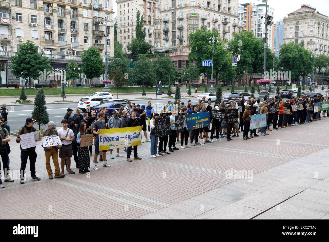 KIEV, UCRAINA - 14 GIUGNO 2024 - i manifestanti tengono un'azione di protesta al di fuori dell'amministrazione statale della città di Kiev contro la comunità LGBT per chiedere la cancellazione della marcia per l'uguaglianza di KyivPride, che si terrà nella capitale Ucraina domenica 16 giugno. Foto Stock