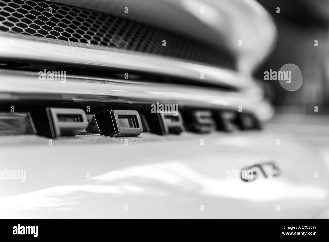 Primo piano di uno stemma Porsche GT3 nero e argento, che mostra il marchio e i dettagli di design della vettura. Foto Stock