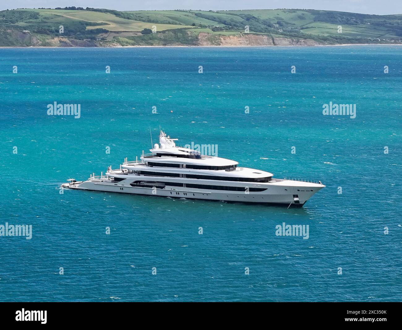 Weymouth, Dorset, Regno Unito. 14 giugno 2024. Il Superyacht H3 (precedentemente Indian Empress) è stato ancorato al largo della costa a Weymouth nel Dorset per gli ultimi due giorni. Il superyacht è di proprietà del miliardario saudita Waleed bin Ibrahim al Ibrahim, fondatore e presidente del Middle East Broadcasting Centre, noto anche come MBC Group. Lo yacht prende il nome dalla moglie dei proprietari, Hana, fu costruito da Oceanco nei Paesi Bassi nel 2000. H3, è al numero 74 nella classifica mondiale per gli yacht più grandi. Crediti fotografici: Graham Hunt/Alamy Live News Foto Stock