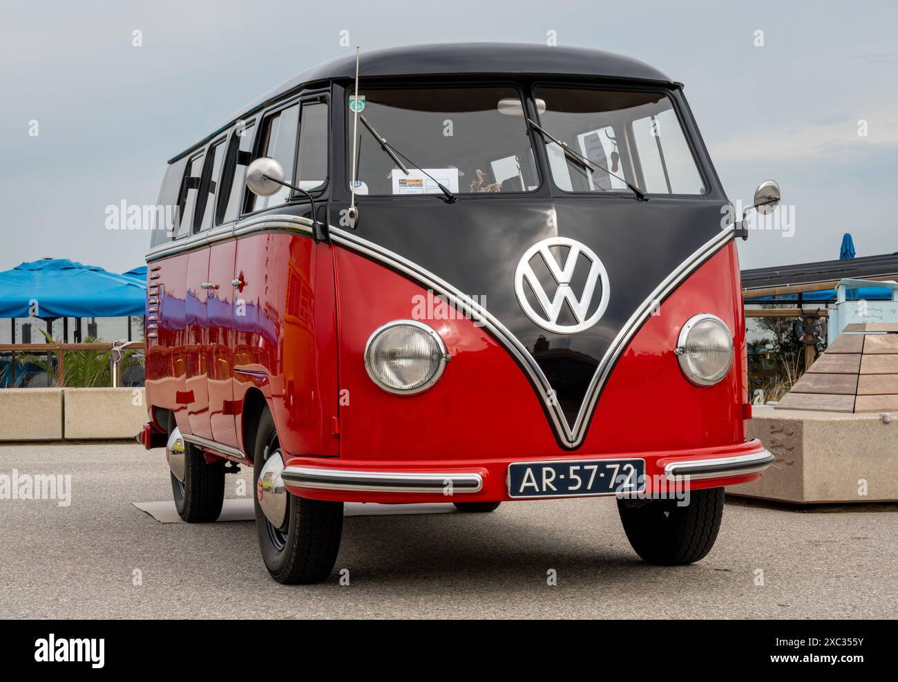 Scheveningen, Paesi Bassi, 26.05.2024, vecchio temporizzatore lucido, modificato VW Kombi dal 1956 al salone delle auto classiche raffreddate ad aria Foto Stock
