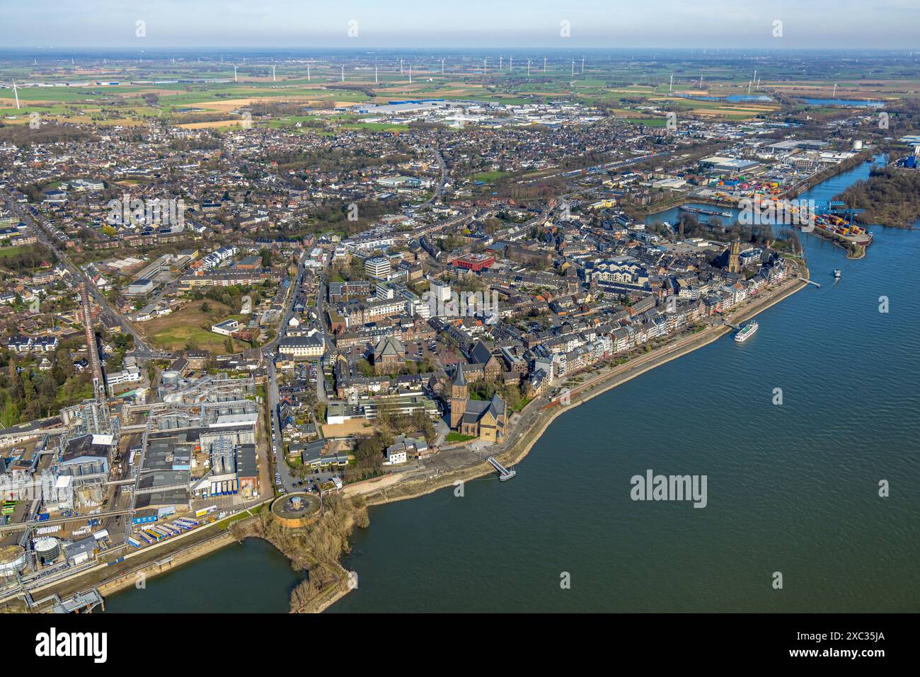 Vista aerea, impianto chimico KLK Emmerich, vista sulla città e passeggiata sul Reno sul fiume Reno, municipio dell'amministrazione comunale presso il Geistmarkt, chiesa cattolica Foto Stock