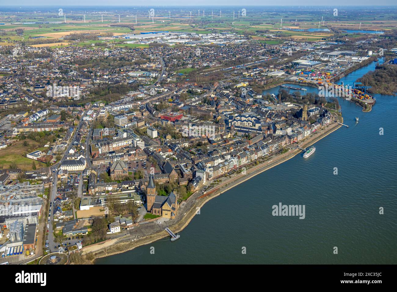 Vista aerea, vista della città e passeggiata sul Reno, fiume Reno, municipio, amministrazione comunale presso il Geistmarkt, chiesa cattolica di St Aldegundi e protestante Foto Stock