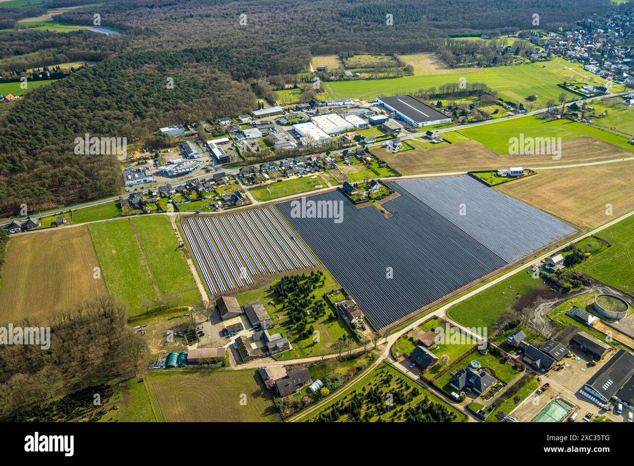 Vista aerea, impianto fotovoltaico del parco solare di Buschweg, zona industriale di Groenlandstraße, Elten, Emmerich am Rhein, Renania settentrionale-Vestfalia, Germania Foto Stock