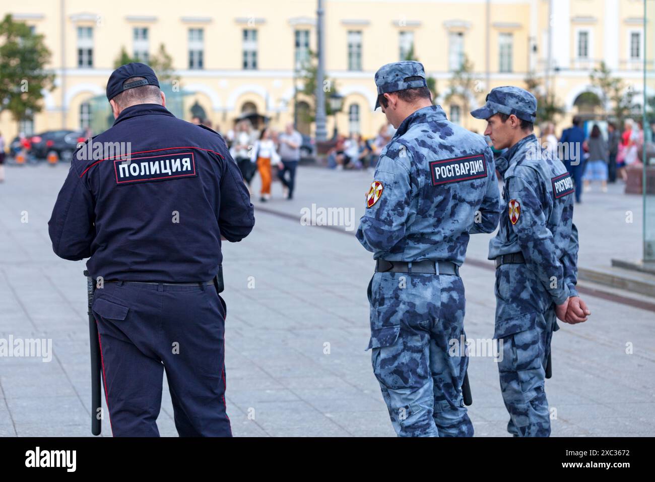 Mosca, Russia - 07 luglio 2018: Un poliziotto (in russo: полиция) e due ufficiali del Rosgvardia (in russo: Федеральная служба войск национальной гвард Foto Stock