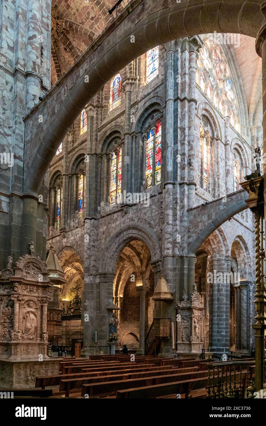 Avila, Spagna - 8 aprile 2024: Vista della navata centrale e dei contrafforti volanti nella cattedrale di Avila Foto Stock