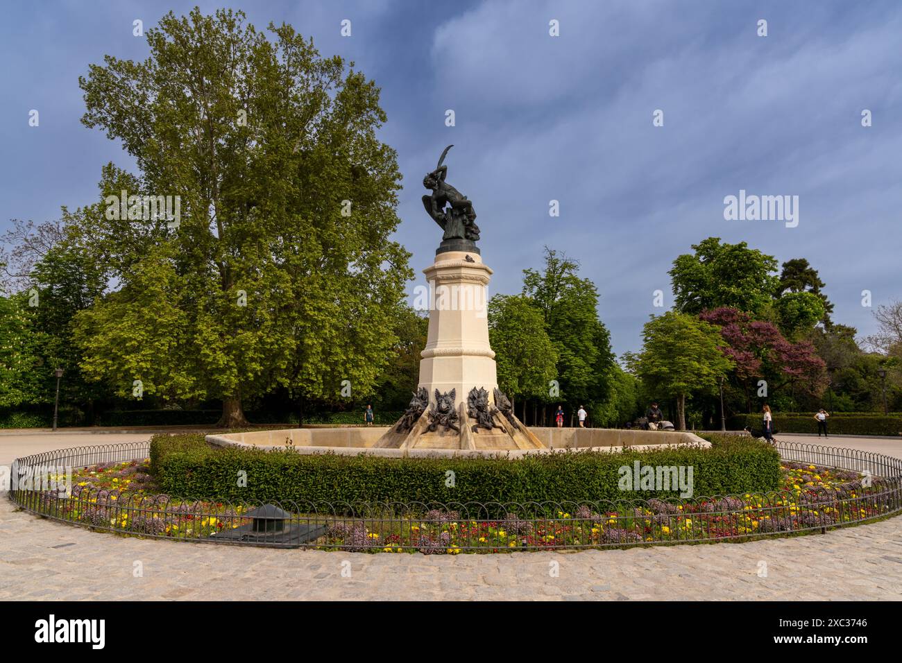 Madrid, Spagna - 6 aprile 2024: Vista dell'Arcangelo Lucifero o Fontana dell'Angelo caduto nel Parco El Retiro nel centro di Madrid Foto Stock