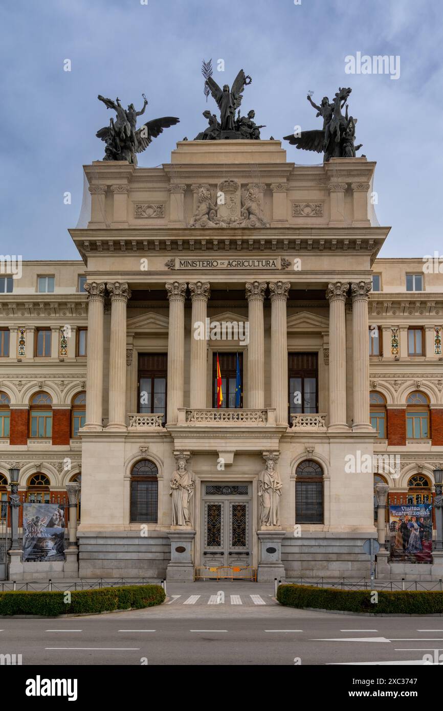 Madrid, Spagna - 6 aprile 2024: Veduta dell'edificio del Ministero dell'Agricoltura e dell'ingresso nel centro di Madrid Foto Stock