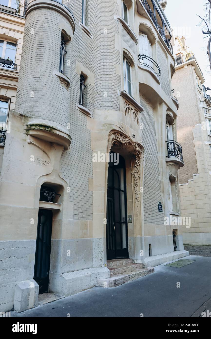 Parigi, Francia - 26 maggio 2024: Famosa casa Art Nouveau dell'architetto Hector Guimard nel 16° arrondissement di Parigi Foto Stock