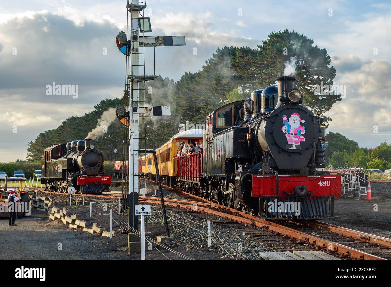 Un treno a vapore decorato per Natale e che trasporta un carico di passeggeri alla Glenbrook Vintage Railway, un'attrazione turistica a Waiuku, nuova Zelanda Foto Stock