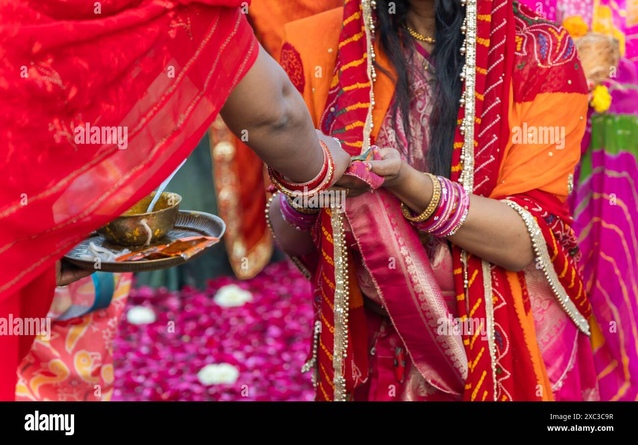 devoto indiano che fa rituali sacri al festival chhath al mattino Foto Stock devoto indiano che fa rituali sacri al festival chhath al mattino Foto Stock
