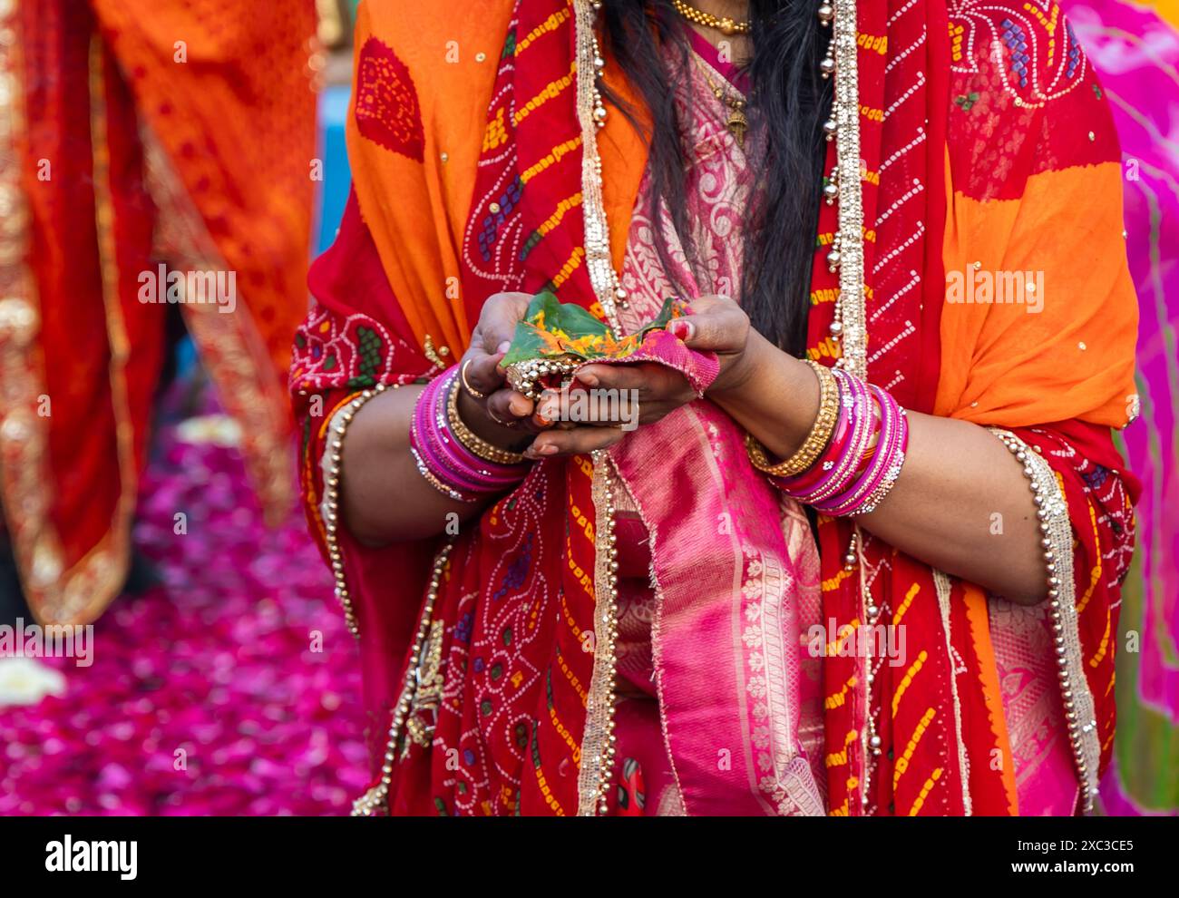 devoto indiano che fa rituali sacri al festival chhath al mattino Foto Stock devoto indiano che fa rituali sacri al festival chhath al mattino Foto Stock