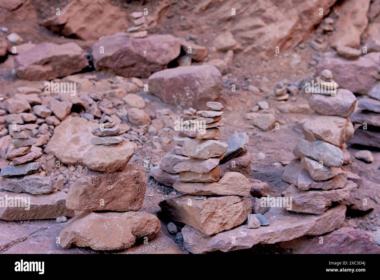 Balance Stones, Cairns o piramidi di roccia sulle montagne di Cafayate, Argentina. Primo piano di pile di rocce Foto Stock