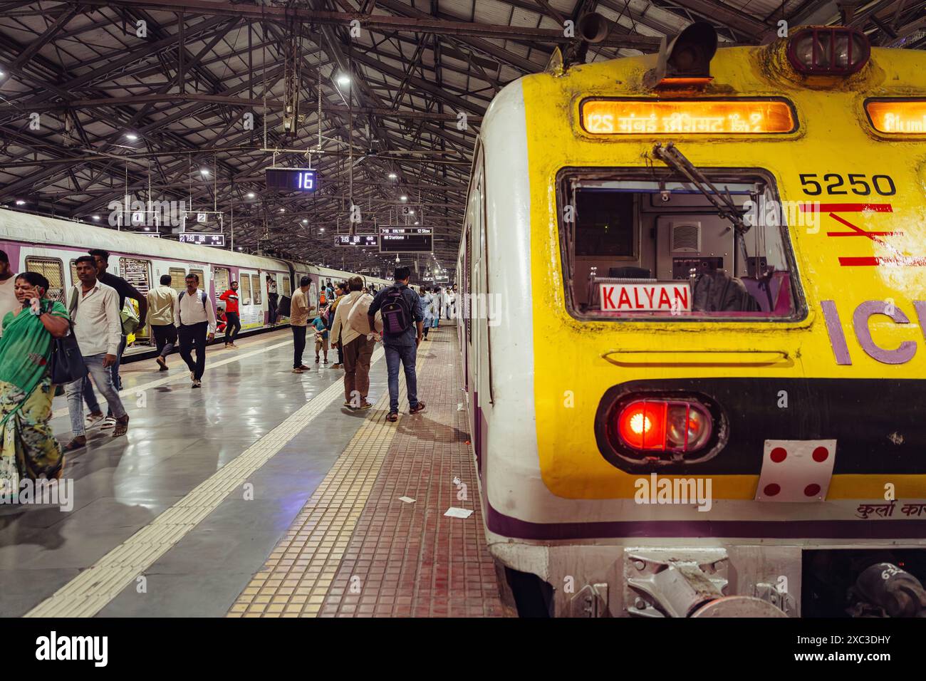 Treno locale Medha EMU per Kalyan in attesa dell'imbarco sul binario 16 nel terminal Chhatrapati Shivaji (CSMT / ST), Mumbai, Maharashtra, India Foto Stock