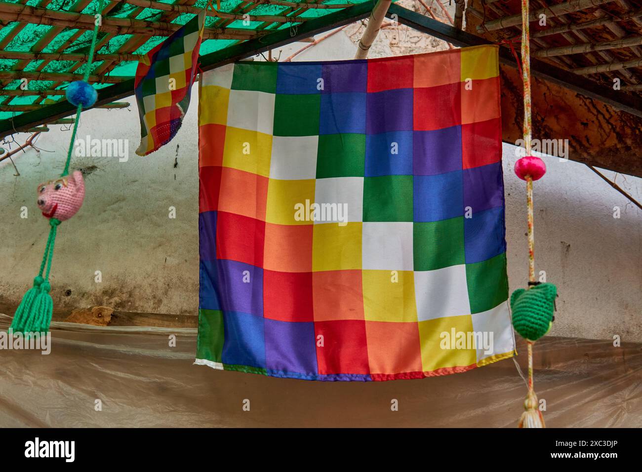 Primo piano di una bandiera wiphala appesa al soffitto di una passeggiata turistica a Tucuman, Argentina. tipica bandiera nel nord dell'argentina Foto Stock