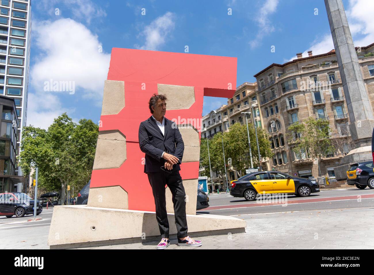 Barcellona ha una nuova scultura, situata all'estremità superiore del lussuoso Passeig de Gracia. L'opera dell'autore catalano Lle-, che risiede a New York, commemora il 200° anniversario della creazione del lungomare con una figura di cemento di 3 metri chiamata Pink Barcino. Barcelona tiene una nueva escultura, situada en la parte alta del lujoso Passeig de Grˆcia. La obra del autor catal‡n residente en Nueva York, LLU's Lle-, conmemora los 200 a-os de la creaci-n del paseo con una figura de cemento de 3 metros llamada Pink Barcino. Nella foto: Lluis Lleo News Politics - Barcellona, Spagna gio Foto Stock