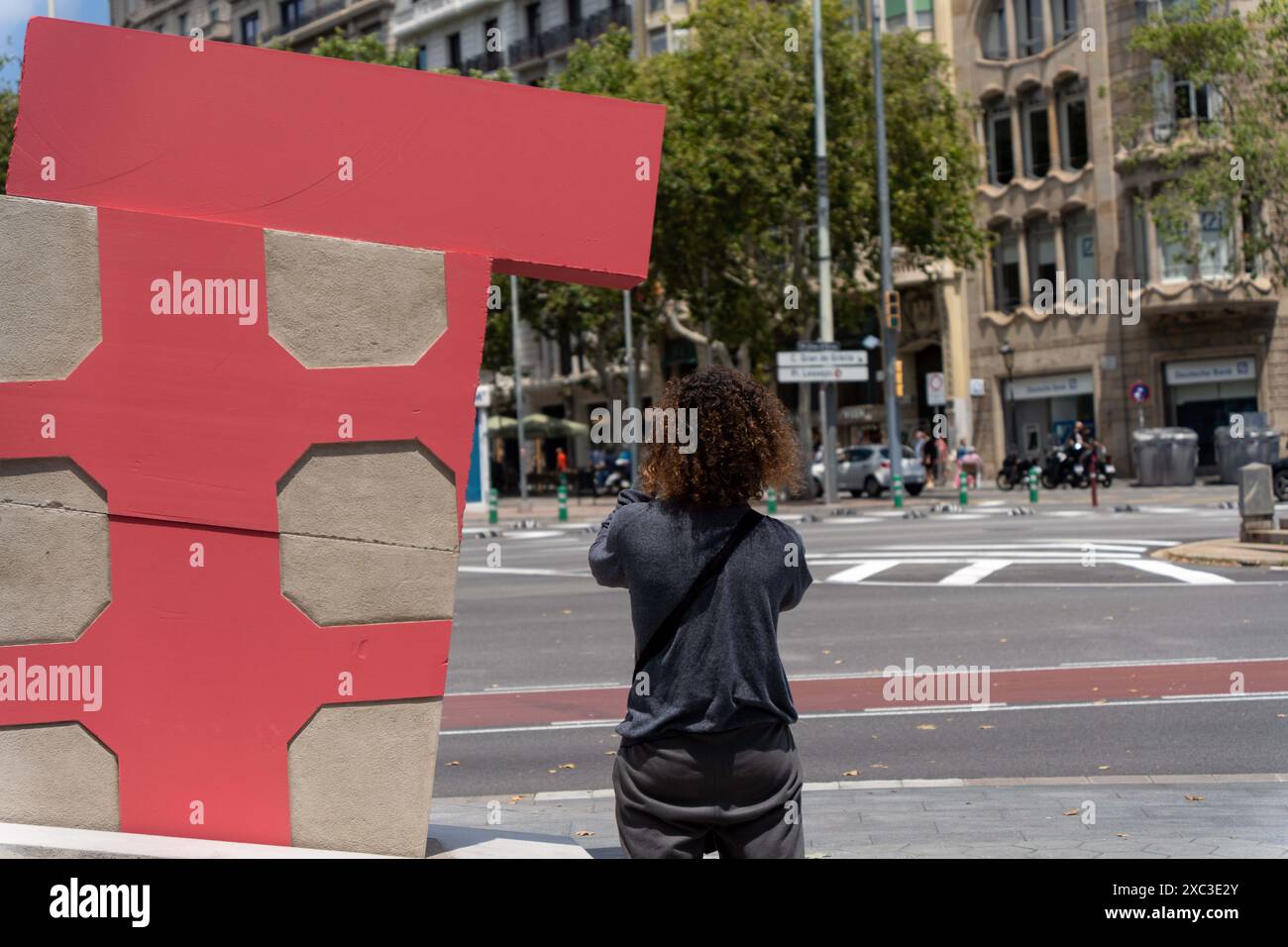 Barcellona ha una nuova scultura, situata all'estremità superiore del lussuoso Passeig de Gracia. L'opera dell'autore catalano Lle-, che risiede a New York, commemora il 200° anniversario della creazione del lungomare con una figura di cemento di 3 metri chiamata Pink Barcino. Barcelona tiene una nueva escultura, situada en la parte alta del lujoso Passeig de Grˆcia. La obra del autor catal‡n residente en Nueva York, LLU's Lle-, conmemora los 200 a-os de la creaci-n del paseo con una figura de cemento de 3 metros llamada Pink Barcino. Nella foto: Pink barcino News Politics - Barcellona, Spagna fr Foto Stock
