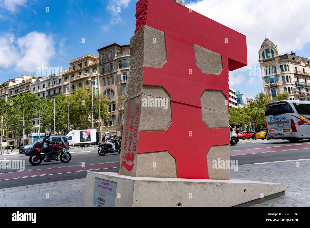 Barcellona ha una nuova scultura, situata all'estremità superiore del lussuoso Passeig de Gracia. L'opera dell'autore catalano Lle-, che risiede a New York, commemora il 200° anniversario della creazione del lungomare con una figura di cemento di 3 metri chiamata Pink Barcino. Barcelona tiene una nueva escultura, situada en la parte alta del lujoso Passeig de Grˆcia. La obra del autor catal‡n residente en Nueva York, LLU's Lle-, conmemora los 200 a-os de la creaci-n del paseo con una figura de cemento de 3 metros llamada Pink Barcino. Nella foto: Pink barcino News Politics - Barcellona, Spagna fr Foto Stock