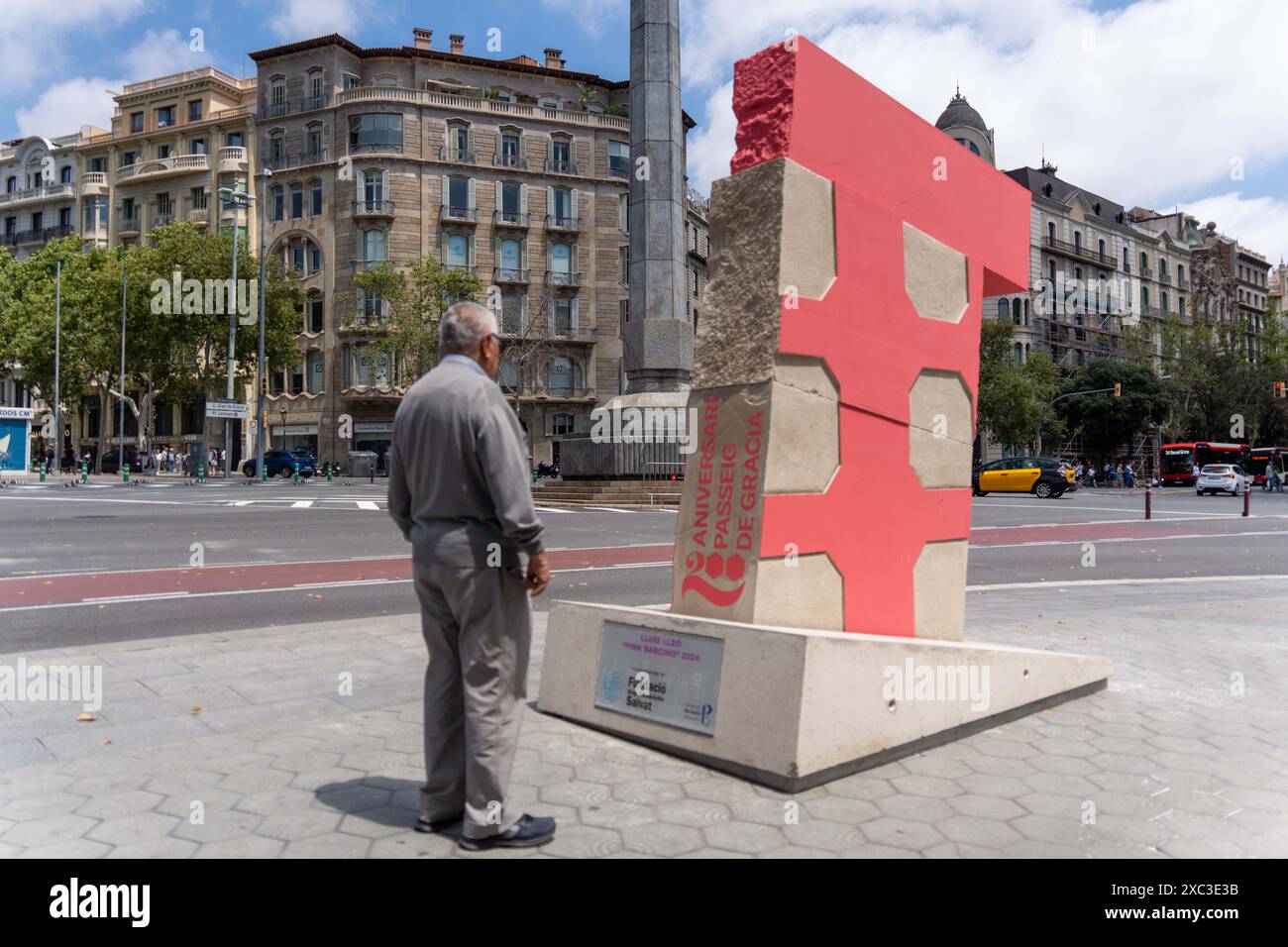 Barcellona ha una nuova scultura, situata all'estremità superiore del lussuoso Passeig de Gracia. L'opera dell'autore catalano Lle-, che risiede a New York, commemora il 200° anniversario della creazione del lungomare con una figura di cemento di 3 metri chiamata Pink Barcino. Barcelona tiene una nueva escultura, situada en la parte alta del lujoso Passeig de Grˆcia. La obra del autor catal‡n residente en Nueva York, LLU's Lle-, conmemora los 200 a-os de la creaci-n del paseo con una figura de cemento de 3 metros llamada Pink Barcino. Nella foto: Pink barcino News Politics - Barcellona, Spagna fr Foto Stock