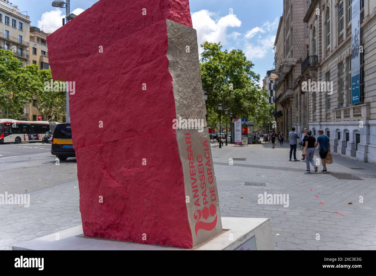 Barcellona ha una nuova scultura, situata all'estremità superiore del lussuoso Passeig de Gracia. L'opera dell'autore catalano Lle-, che risiede a New York, commemora il 200° anniversario della creazione del lungomare con una figura di cemento di 3 metri chiamata Pink Barcino. Barcelona tiene una nueva escultura, situada en la parte alta del lujoso Passeig de Grˆcia. La obra del autor catal‡n residente en Nueva York, LLU's Lle-, conmemora los 200 a-os de la creaci-n del paseo con una figura de cemento de 3 metros llamada Pink Barcino. Nella foto: Pink barcino News Politics - Barcellona, Spagna fr Foto Stock