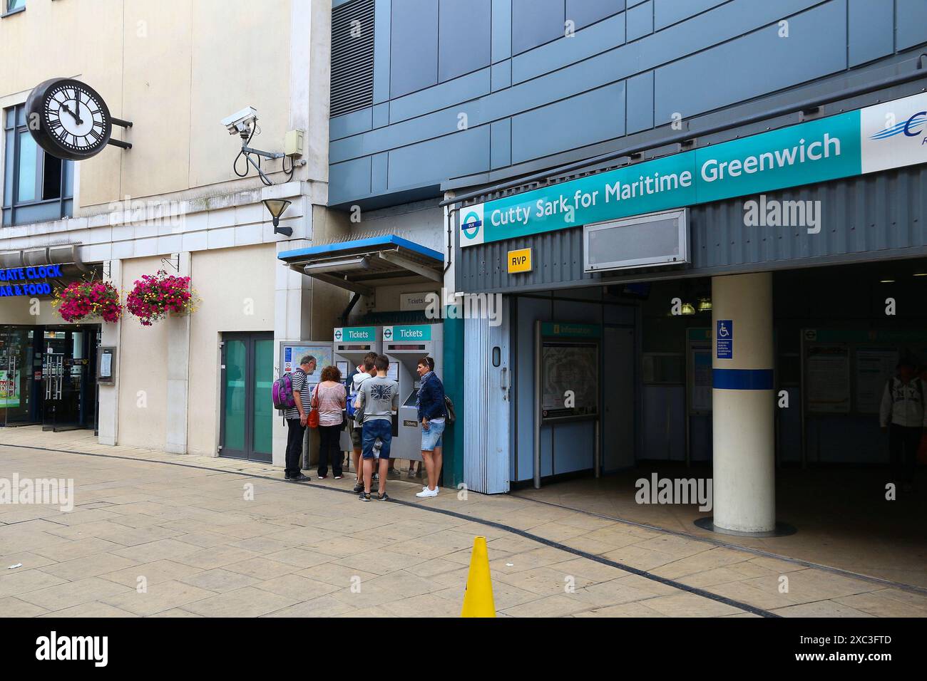 LONDRA, Regno Unito - 8 LUGLIO 2016: I passeggeri acquistano i biglietti della Docklands Light Railway (DLR) in una biglietteria a Londra, Regno Unito. DLR serve annualmente 110,2 milioni di RID Foto Stock