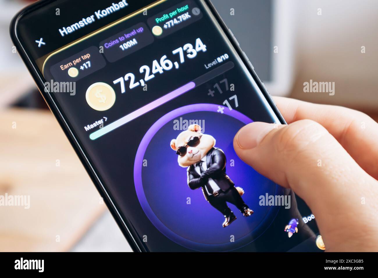 Nizza, Francia - 14 giugno 2024: L'uomo gioca il gioco Hamster Kombat su uno smartphone Foto Stock