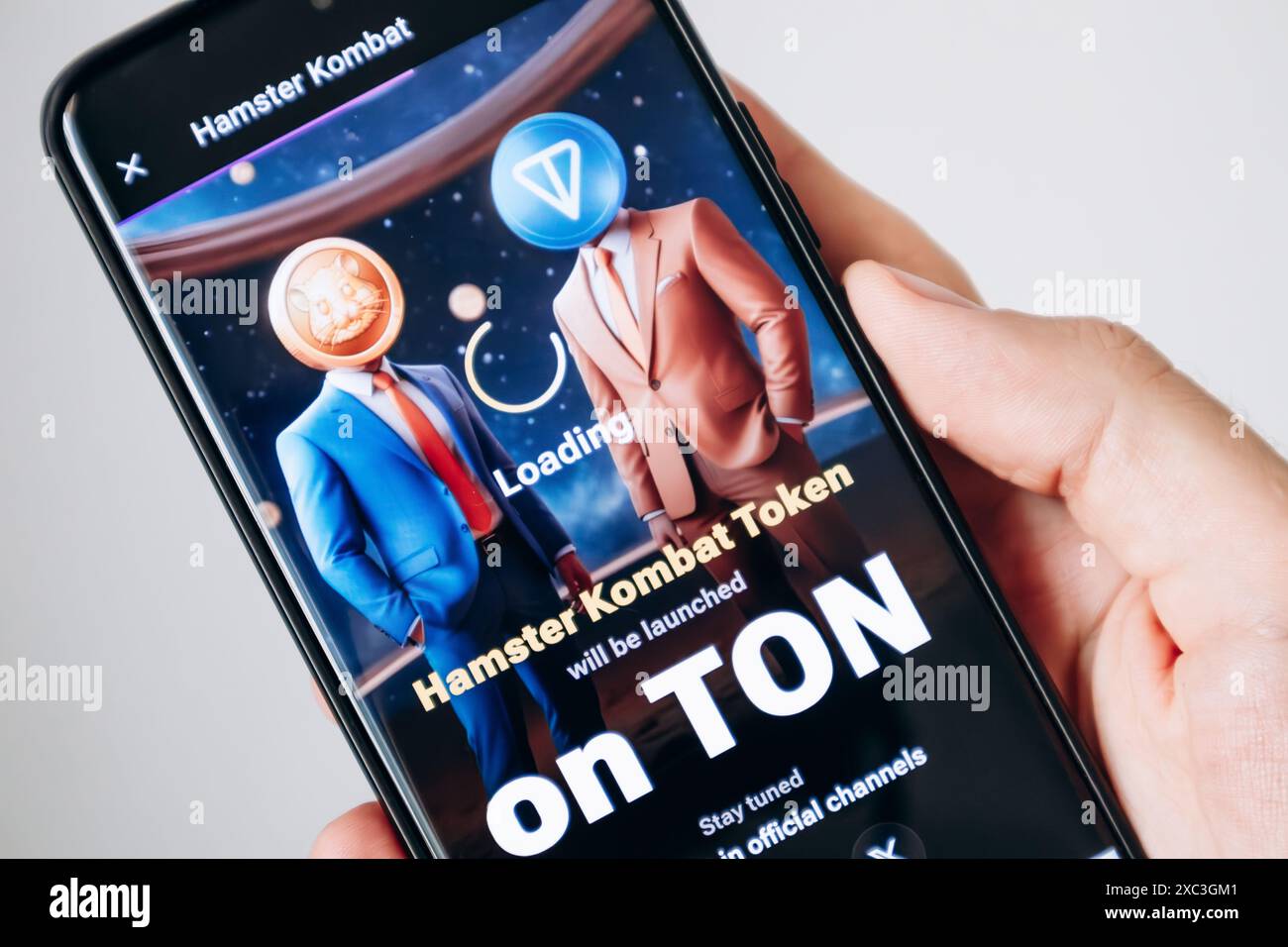 Nizza, Francia - 14 giugno 2024: L'uomo gioca il gioco Hamster Kombat su uno smartphone Foto Stock