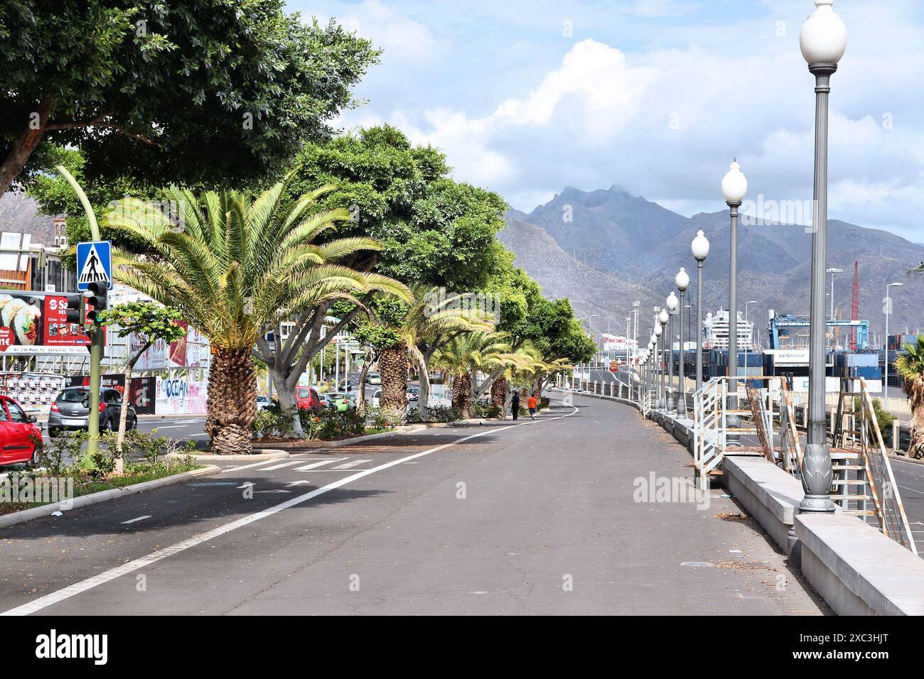 SANTA CRUZ DE TENERIFE, SPAGNA - 27 OTTOBRE 2012: Lungomare a Santa Cruz, Spagna. Santa Cruz è la città più grande dell'isola di Tenerife Foto Stock